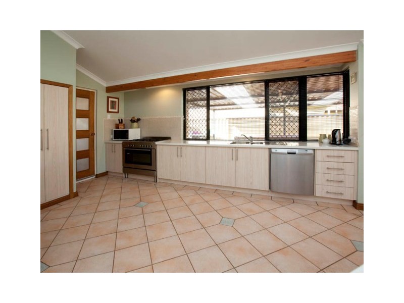 37 Silvertop Circle, Warnbro WA 6169