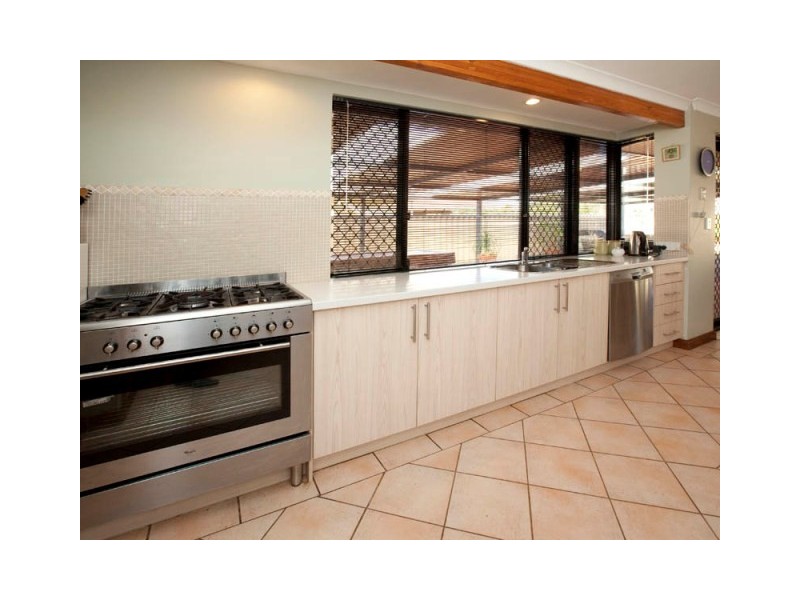 37 Silvertop Circle, Warnbro WA 6169