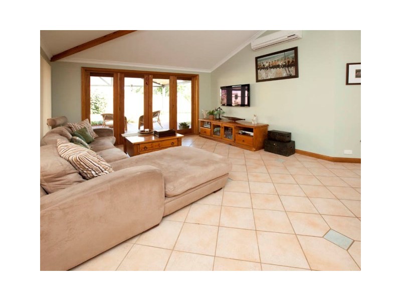 37 Silvertop Circle, Warnbro WA 6169