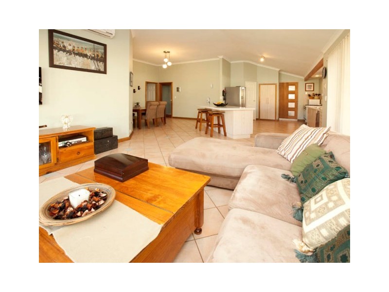 37 Silvertop Circle, Warnbro WA 6169