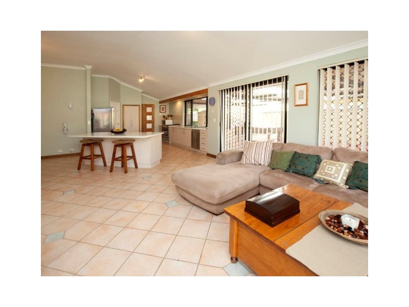 37 Silvertop Circle, Warnbro WA 6169