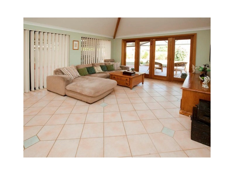 37 Silvertop Circle, Warnbro WA 6169