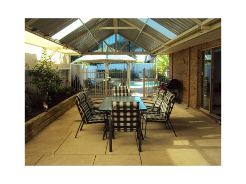 18 Woodbridge Drive, Cooloongup WA 6168