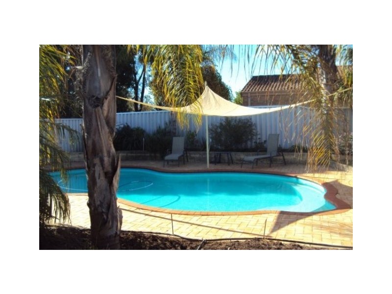 18 Woodbridge Drive, Cooloongup WA 6168