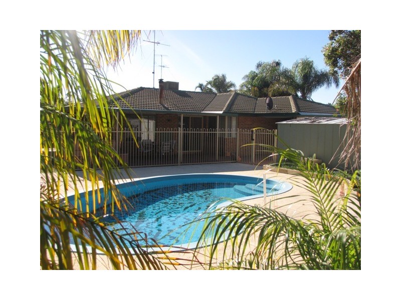 2 Durras Place, Dudley Park WA 6210