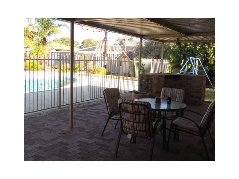 2 Durras Place, Dudley Park WA 6210