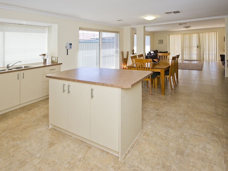 24 Tangier Parkway, Port Kennedy WA 6172