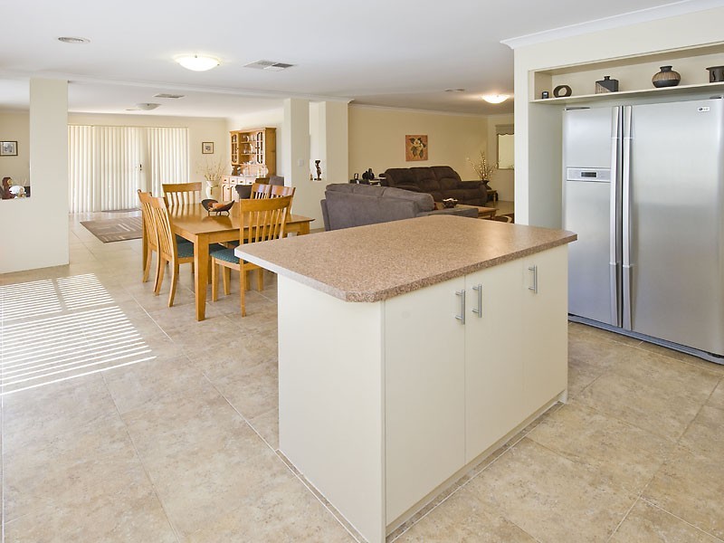 24 Tangier Parkway, Port Kennedy WA 6172