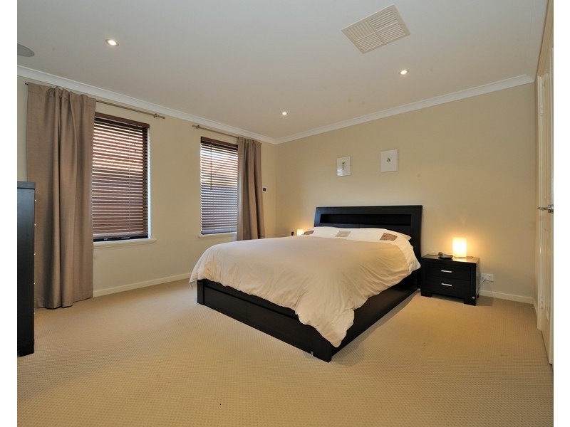 8 Oxenholme Way, Waikiki WA 6169