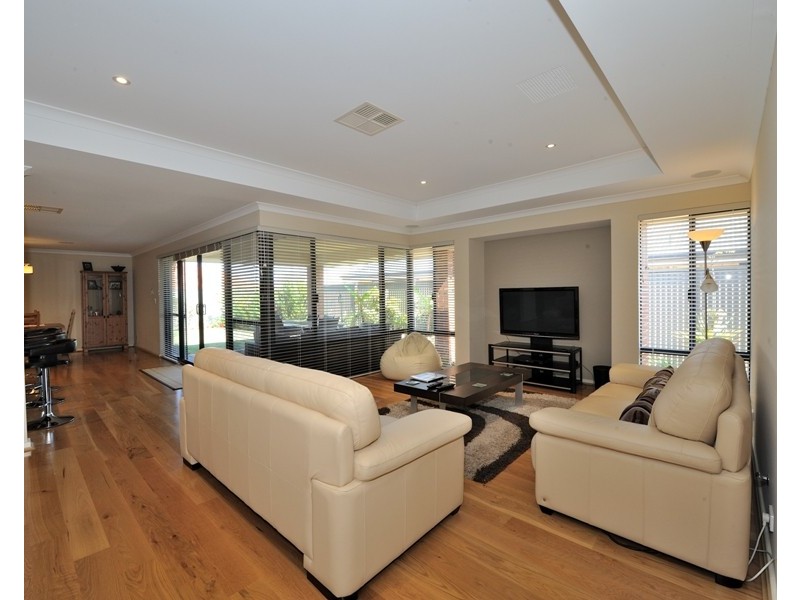 8 Oxenholme Way, Waikiki WA 6169