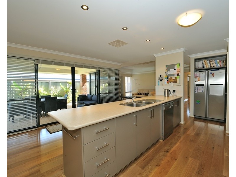 8 Oxenholme Way, Waikiki WA 6169