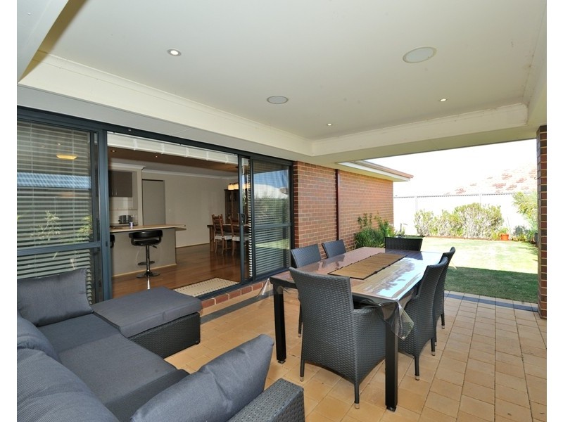 8 Oxenholme Way, Waikiki WA 6169