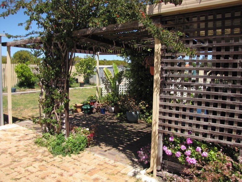 10 Woodlands Road, Golden Bay WA 6174