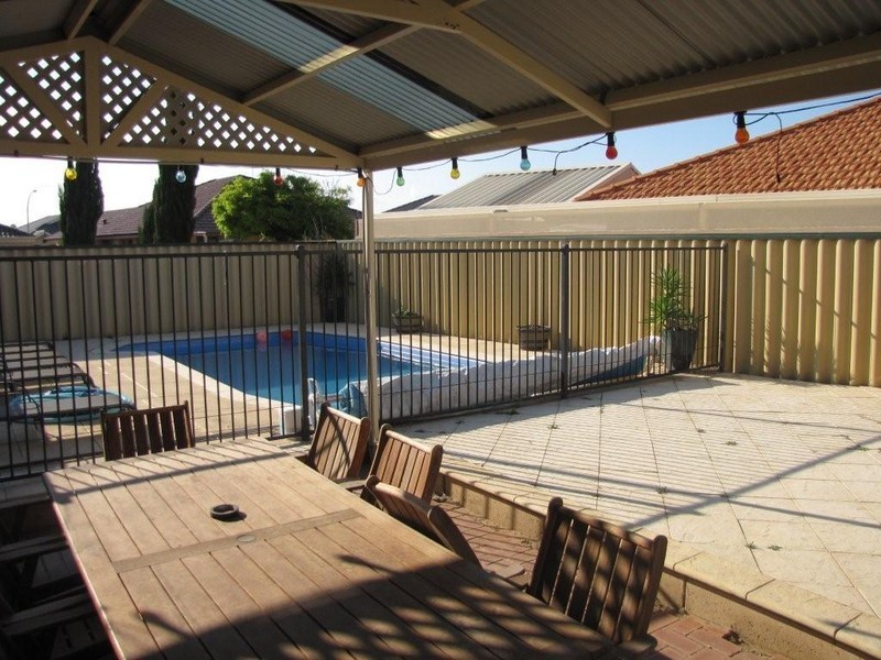15 Pamplona Bvd, Port Kennedy WA 6172