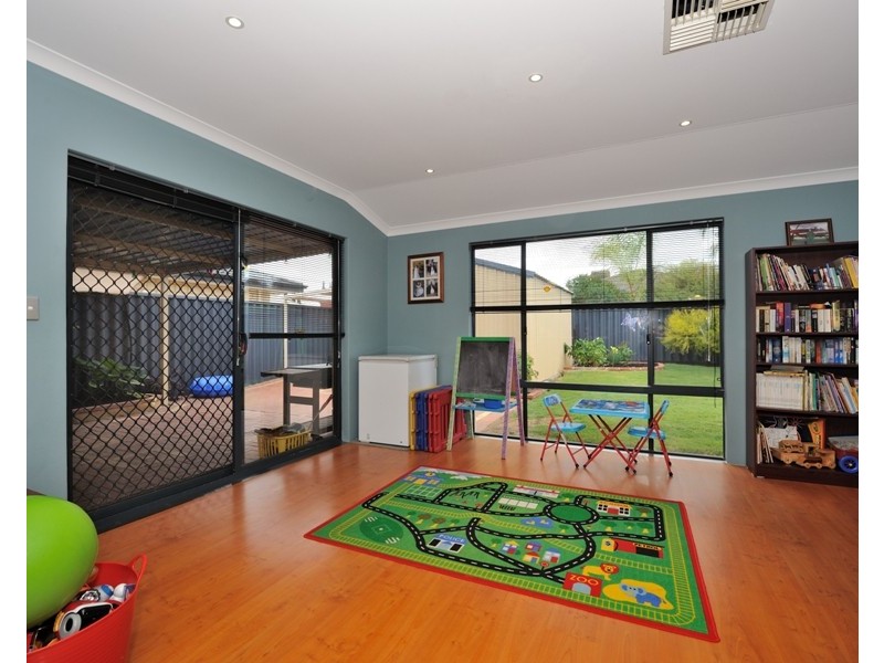 8 Trevino Drive, Port Kennedy WA 6172