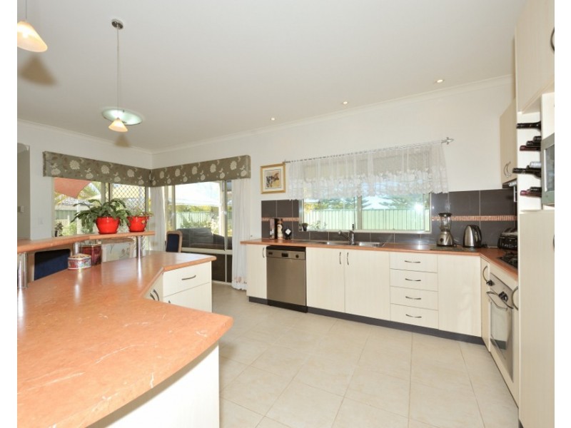 2 Bayside Blvd, Port Kennedy WA 6172