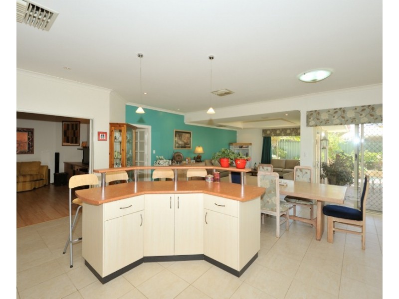 2 Bayside Blvd, Port Kennedy WA 6172