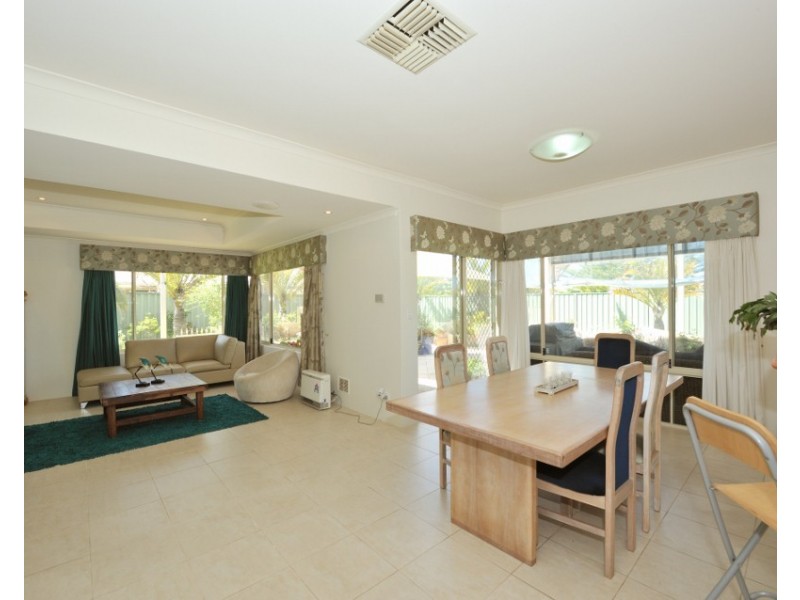 2 Bayside Blvd, Port Kennedy WA 6172