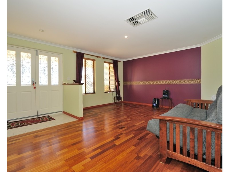 8 Boyle Ave, Rockingham WA 6168