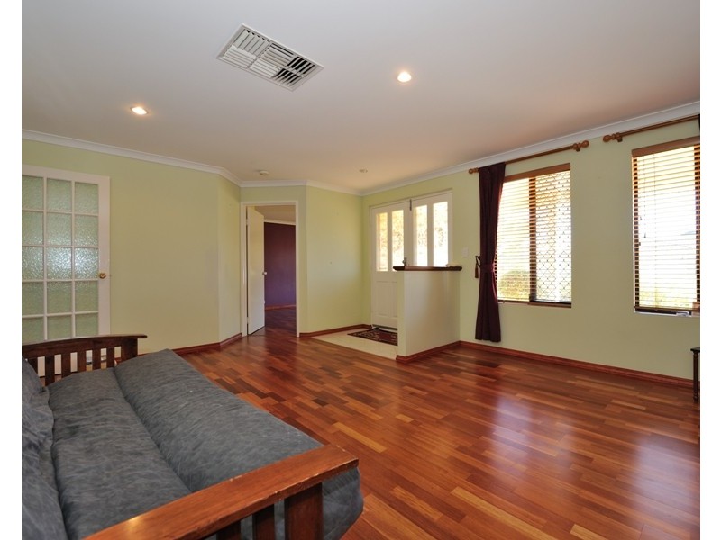 8 Boyle Ave, Rockingham WA 6168