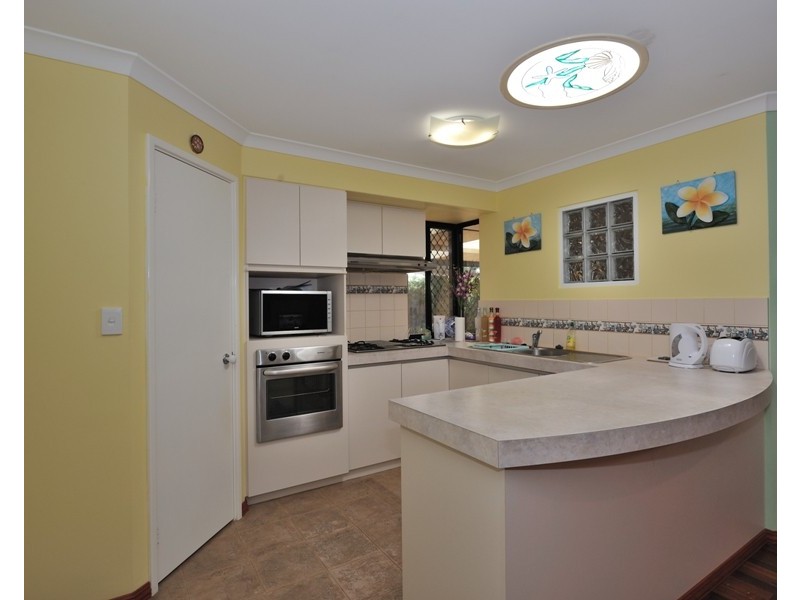8 Boyle Ave, Rockingham WA 6168