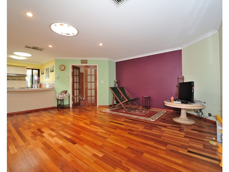 8 Boyle Ave, Rockingham WA 6168