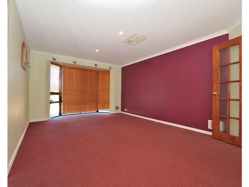 8 Boyle Ave, Rockingham WA 6168