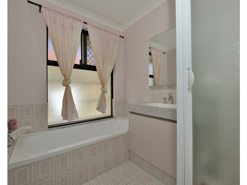8 Boyle Ave, Rockingham WA 6168