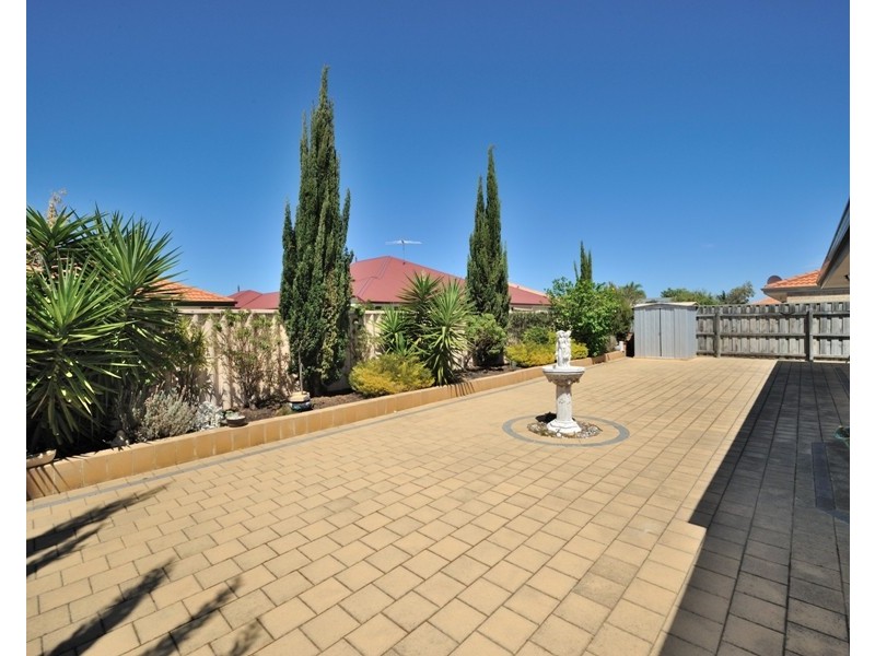 8 Boyle Ave, Rockingham WA 6168