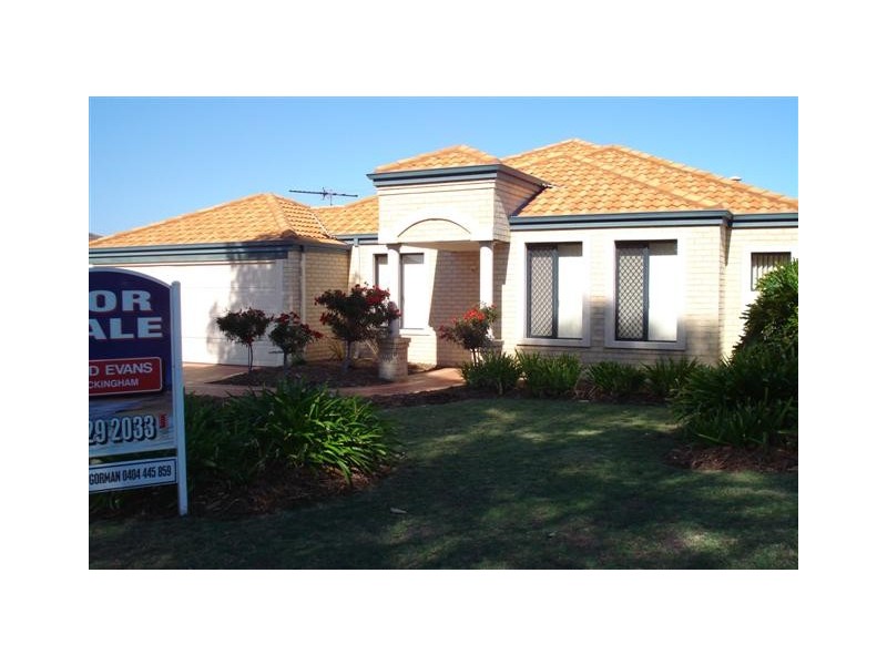 17 Oakfield Gardens, Parmelia WA 6167