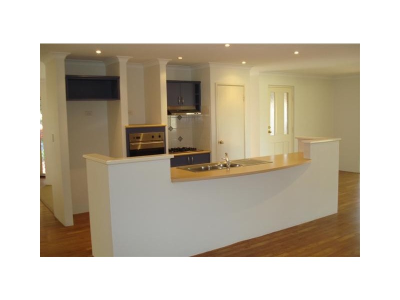 17 Oakfield Gardens, Parmelia WA 6167