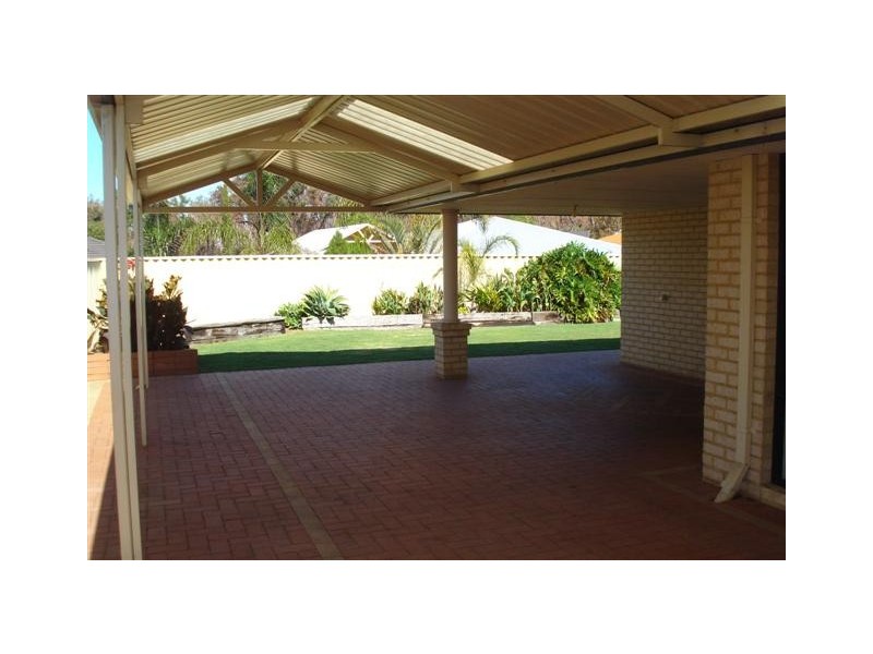 17 Oakfield Gardens, Parmelia WA 6167