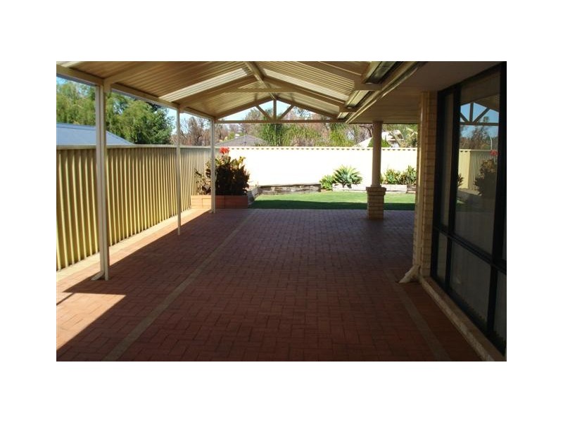 17 Oakfield Gardens, Parmelia WA 6167