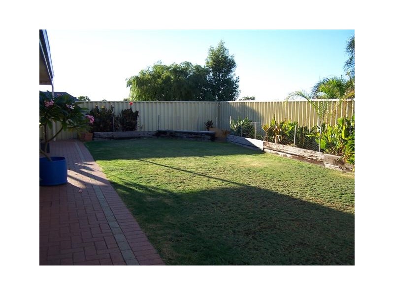 17 Oakfield Gardens, Parmelia WA 6167