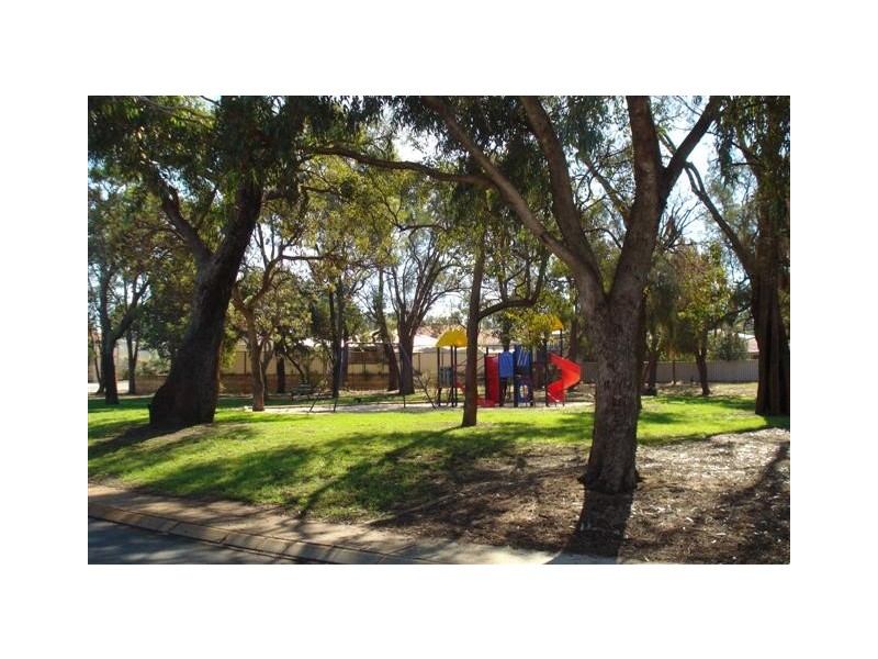 17 Oakfield Gardens, Parmelia WA 6167