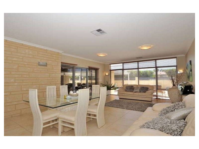 21 Farrington St, Warnbro WA 6169