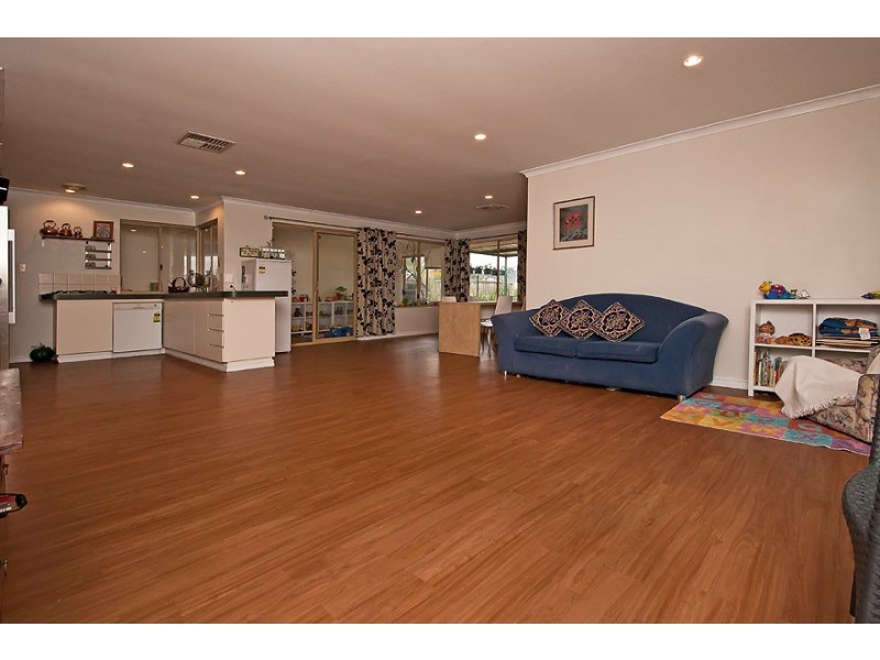 7 Roscommon Crescent, Orelia WA 6167