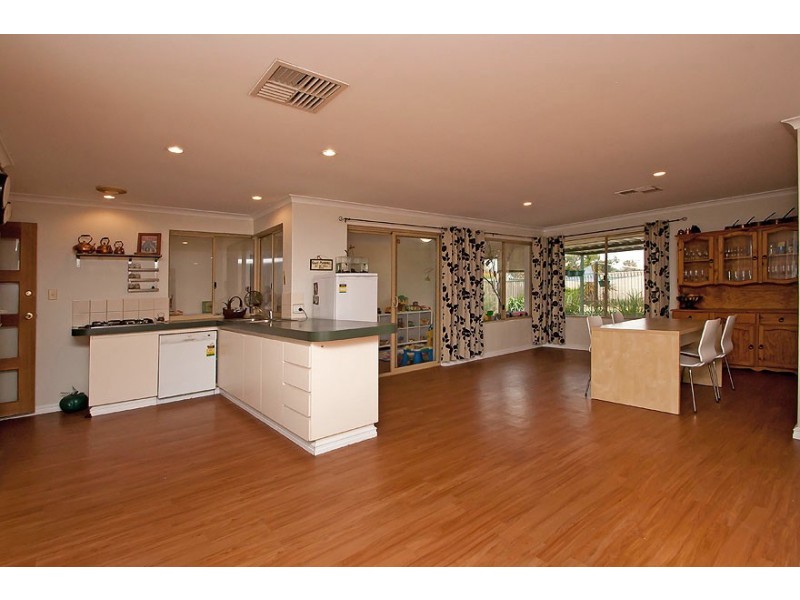 7 Roscommon Crescent, Orelia WA 6167