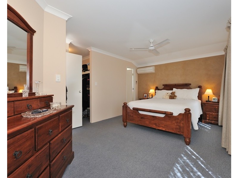 15 Holyrood Close, Orelia WA 6167