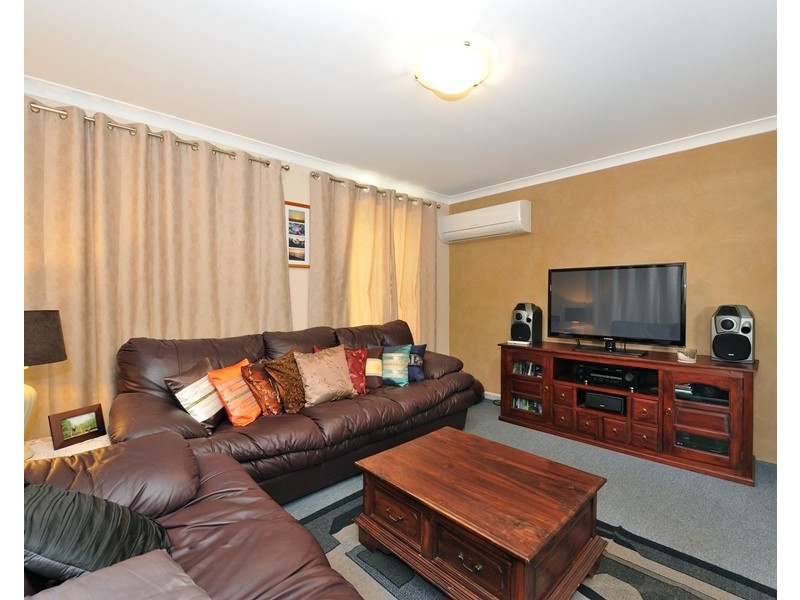 15 Holyrood Close, Orelia WA 6167