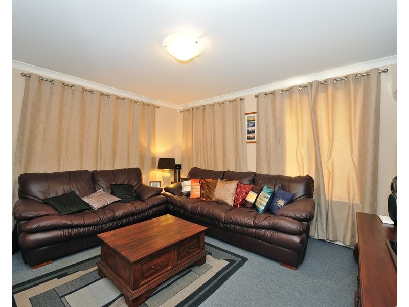 15 Holyrood Close, Orelia WA 6167