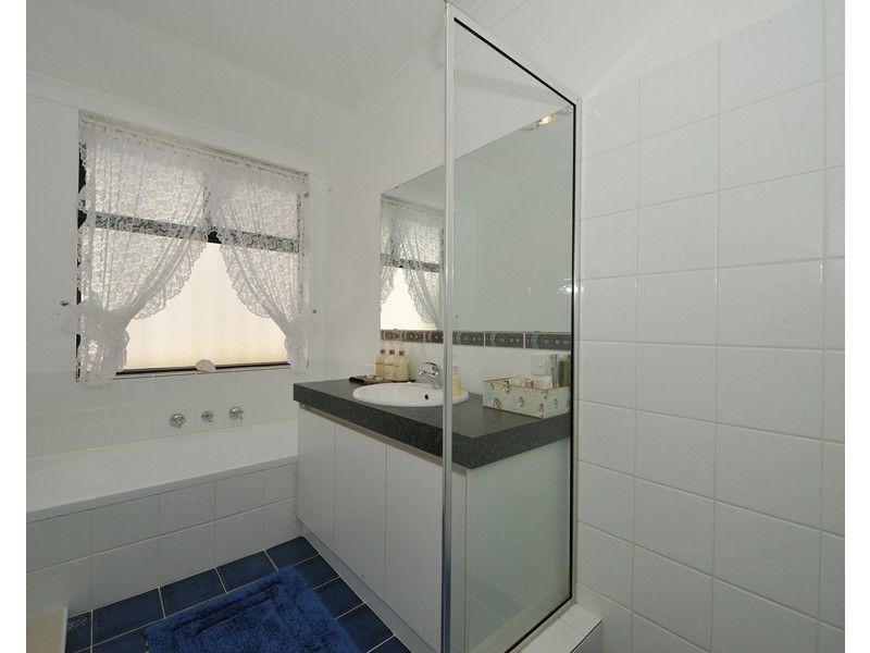 15 Holyrood Close, Orelia WA 6167