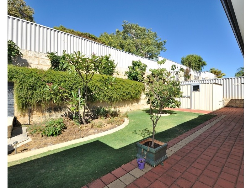 15 Holyrood Close, Orelia WA 6167