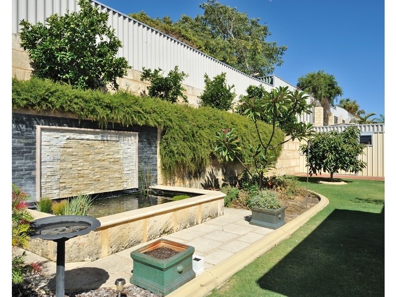 15 Holyrood Close, Orelia WA 6167