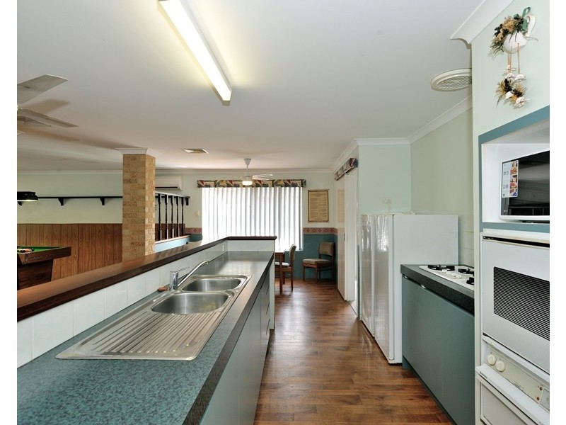 8 Parkland Drive, Warnbro WA 6169