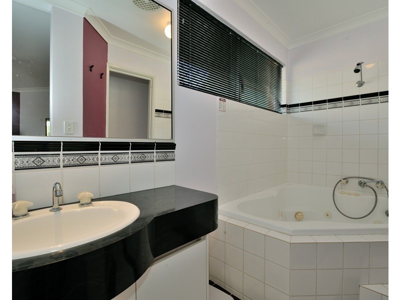 8 Parkland Drive, Warnbro WA 6169