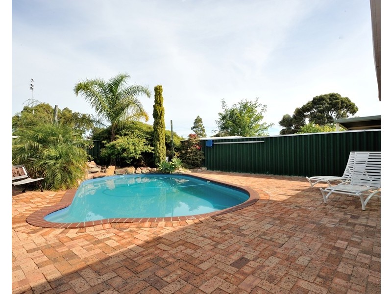8 Parkland Drive, Warnbro WA 6169