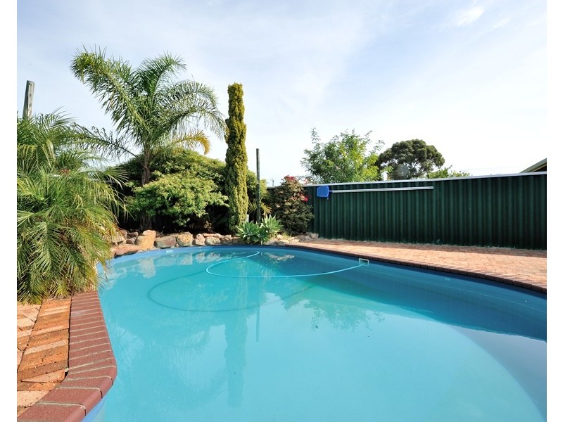 8 Parkland Drive, Warnbro WA 6169