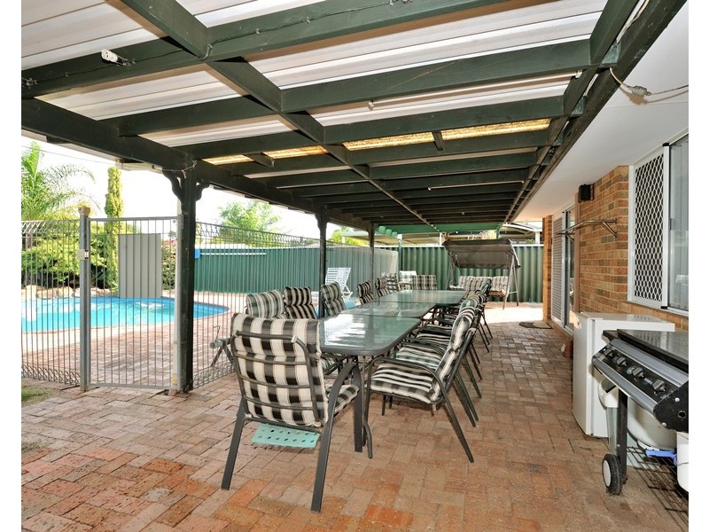 8 Parkland Drive, Warnbro WA 6169