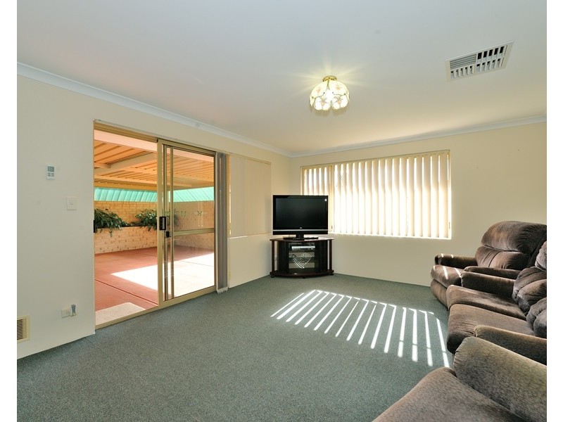 6 ROLLA GROVE, Waikiki WA 6169